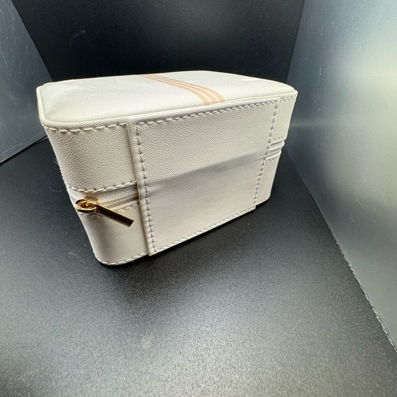 NWOT Gorjana Cream and Tan Jewelry Organizer- no flaws! Paid $95 - Picture 5 of 13